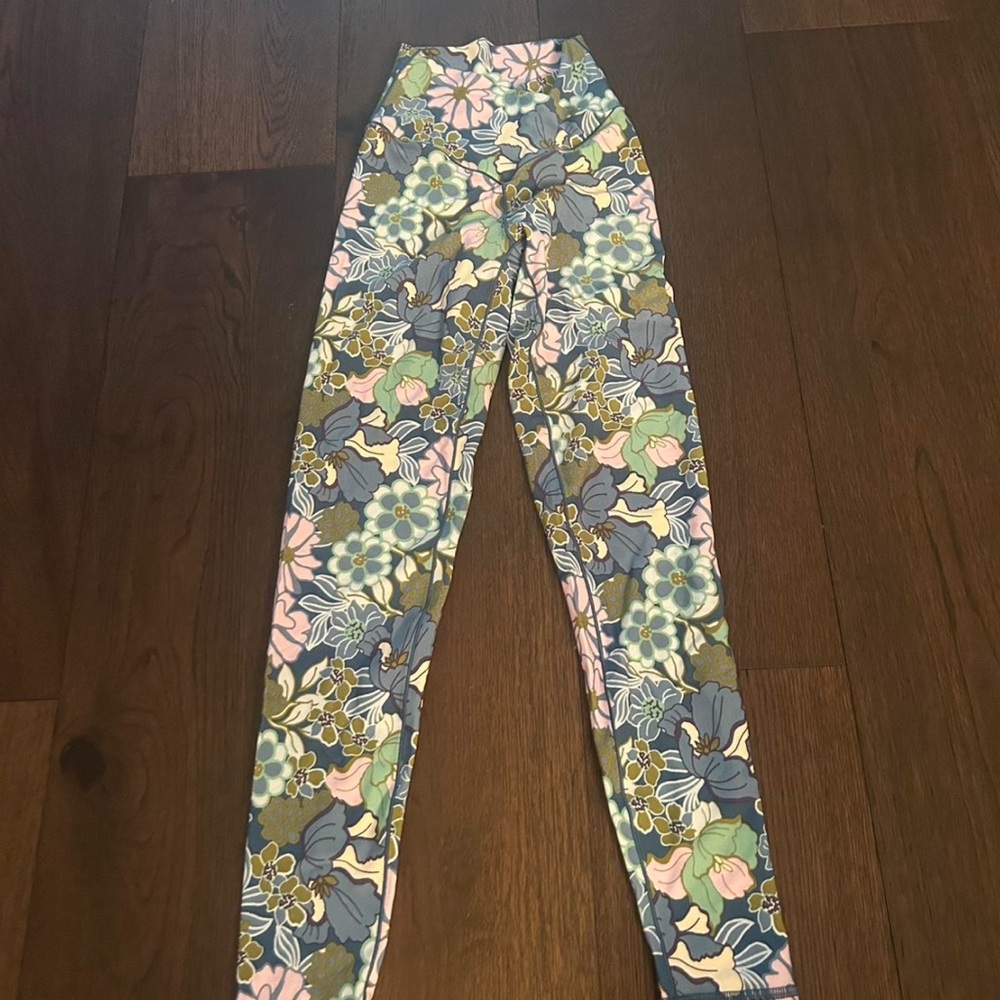 Aerie size xs flower pattern crossover leggings. super cute for working out!